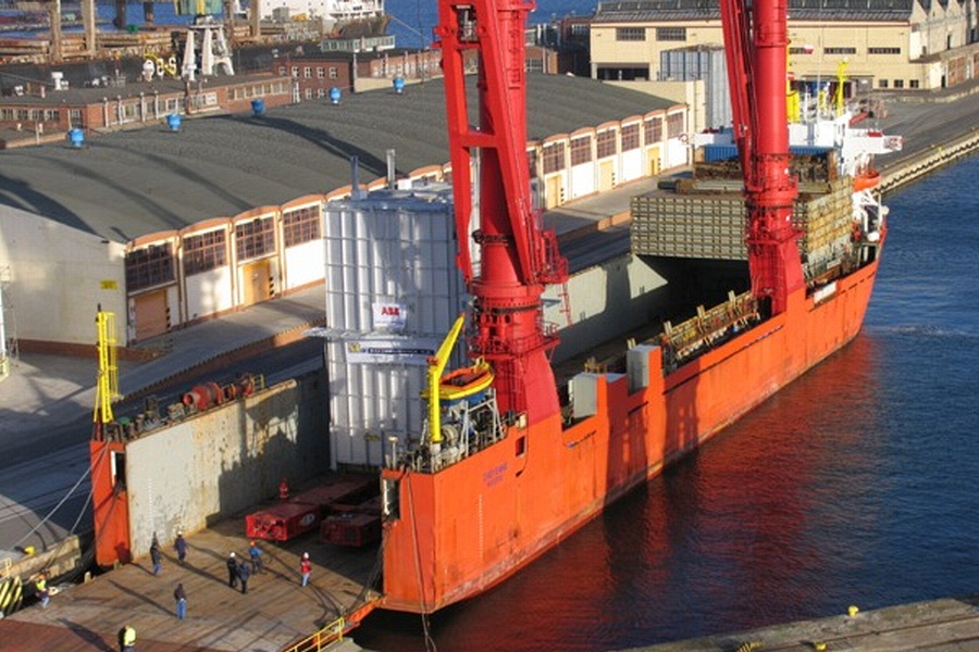 Organizacja przeładunku pieców petrochemicznych o wadze 400 ton każdy w Porcie Gdynia