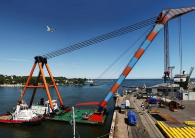 Umschlag eines Generators mit Gewicht von 450 Tonnen von einem Wagon auf den Lagerplatz im Hafen Gdynia