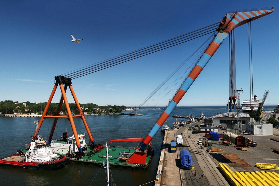 Umschlag eines Generators mit Gewicht von 450 Tonnen von einem Wagon auf den Lagerplatz im Hafen Gdynia