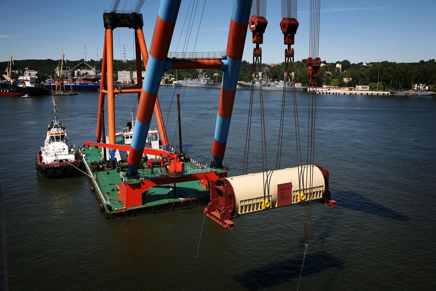 Przeładunek w Porcie Gdynia z wagonu na plac generatora o wadze 450 ton