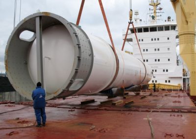 Gasbehälter mit Gewicht von 53,5 Tonnen; Transport mit einem Ponton vom Hafen Gdynia an die Firma LOTOS