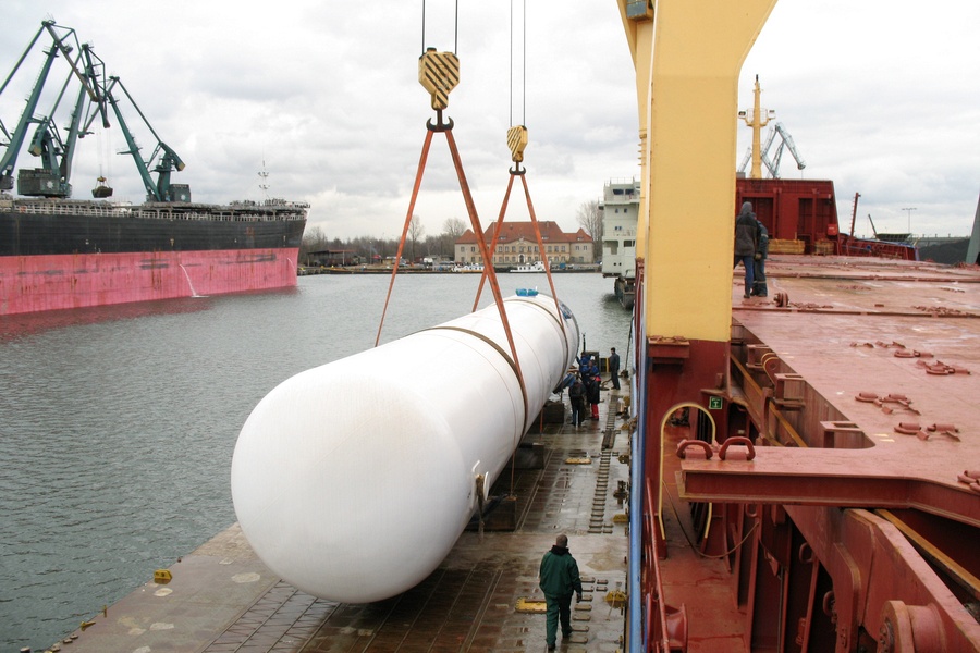Zbiornik gazu waga 53,5 tony; transport pontonem z portu Gdańsk do LOTOS Gdańsk