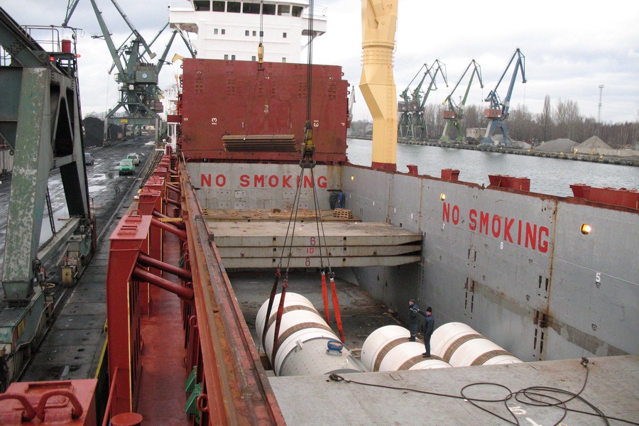 Zbiornik gazu waga 53,5 tony; transport pontonem z portu Gdańsk do LOTOS Gdańsk