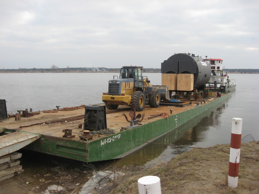 Przeładunek z pontonu na zestaw samochodowy w Płocku kotła o wadze 90 ton, wyładunek i posadowienie