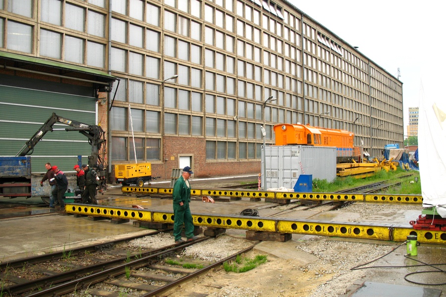 Przesuw generatorów z halii produkcyjnej na plac składowy we Wrocławiu
