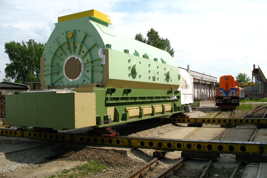 Przesuw generatorów z halii produkcyjnej na plac składowy we Wrocławiu