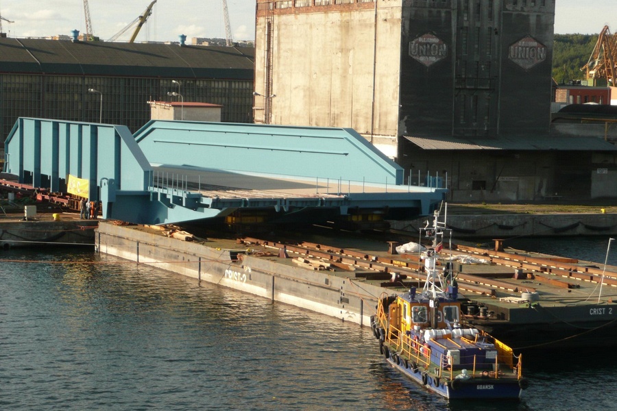 Loading of the loading platform for the port of Trelleborg