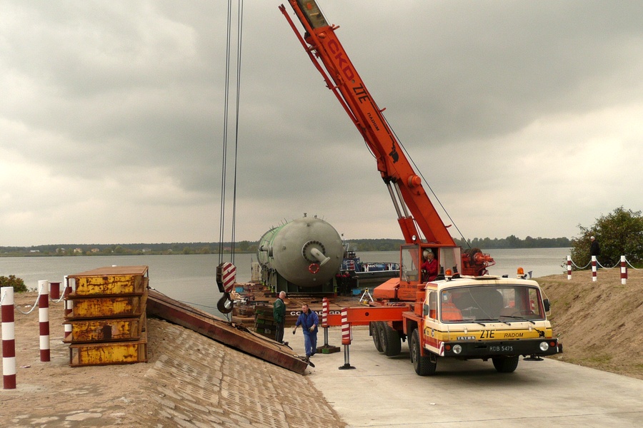 Transport pontonem reaktora o wadze 416 ton z portu Gdańsk do ORLEN Płock