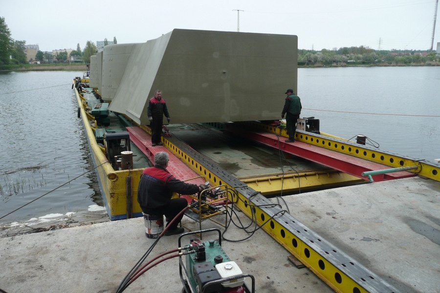 2 Kort nozzles with the total weight of 172 T; transport by pontoon from Gdańsk, loading on a ship