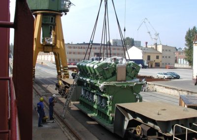 Umschlag eines Dieselmotors mit Gewicht von 80,0 Tonnen von einem Wagon auf ein Schiff