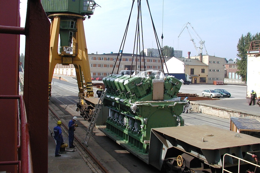 Umschlag eines Dieselmotors mit Gewicht von 80,0 Tonnen von einem Wagon auf ein Schiff