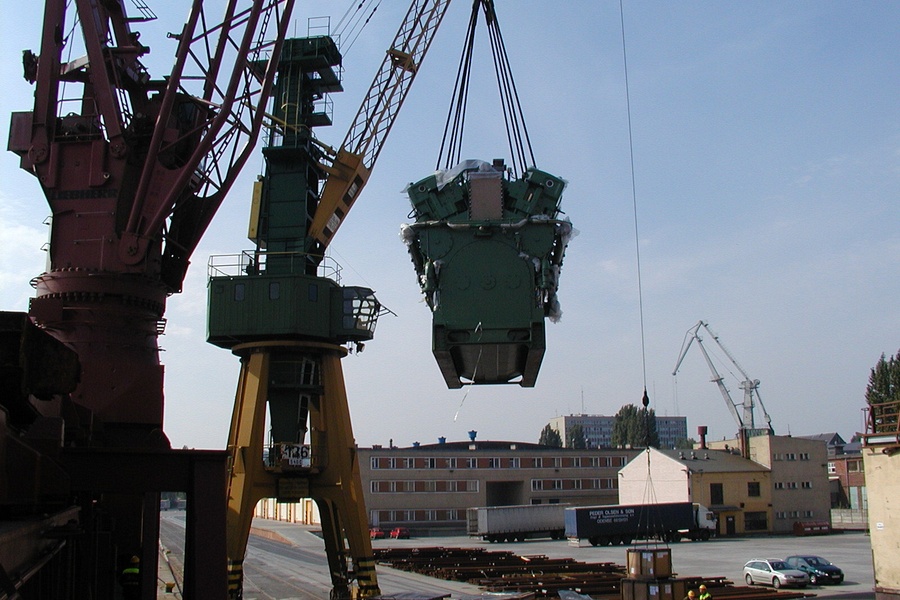 Przeładunek silnika DIESLA o wadze 80,0 ton z wagonu na statek
