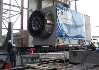 Transport eines Generators mit Gewicht von 220 Tonnen an das Kraftwerk in Zielona Góra