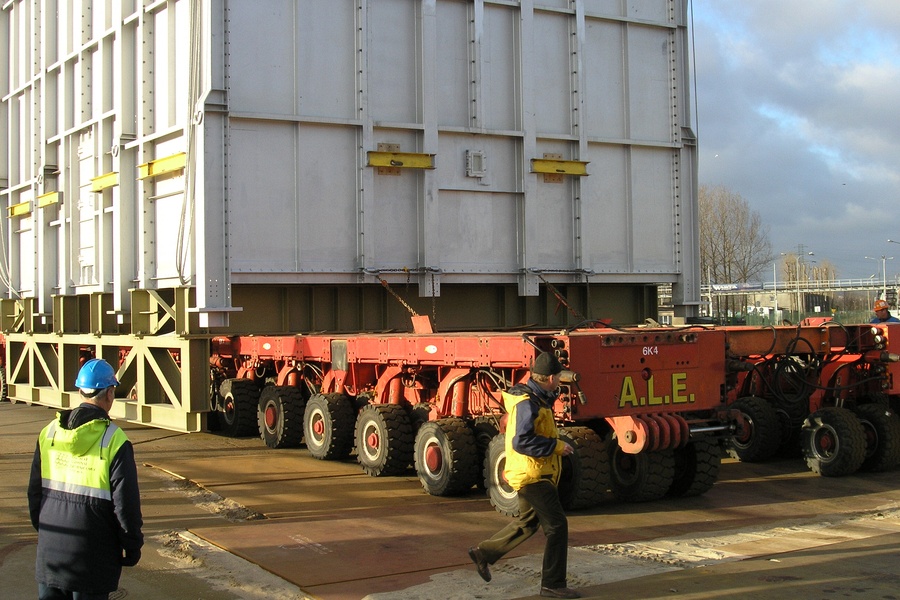 Organizacja przeładunku pieców petrochemicznych o wadze 400 ton każdy w Porcie Gdynia